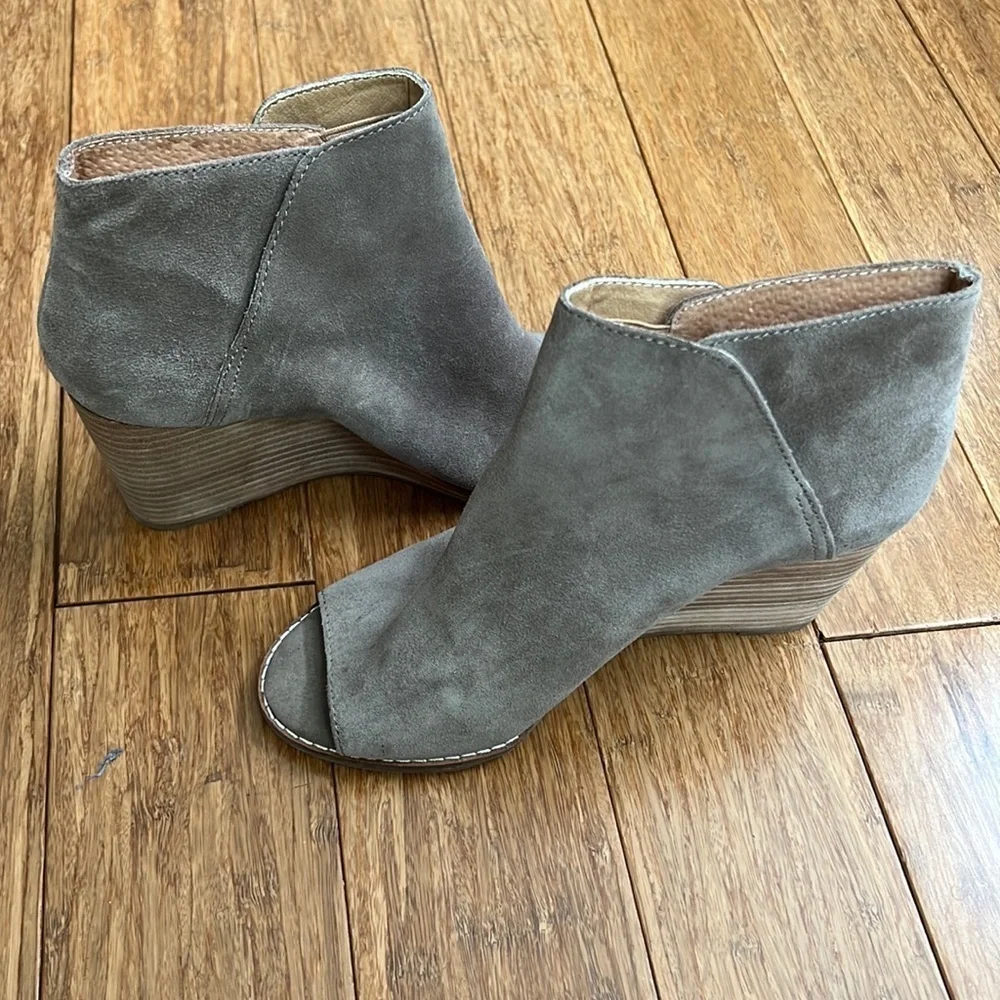 NEW LUCKY BRAND Jezzah Peep Toe Wedge Bootie Sz 8.5 - Taupe